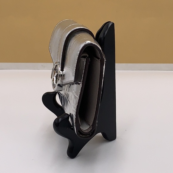 MICHAEL KORS
Carmen Medium Flap bifold Wallet silver color - Picture 5 of 14